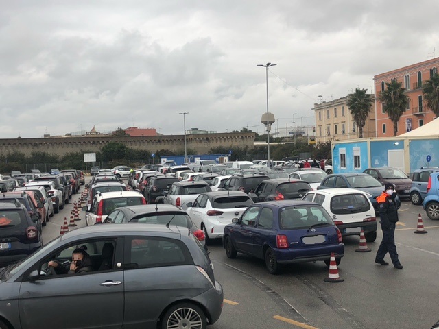 Code per i tamponi post-natalizi a largo della Pace VIDEO