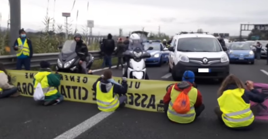 Clima, manifestazione degli attivisti: traffico bloccato sul raccordo