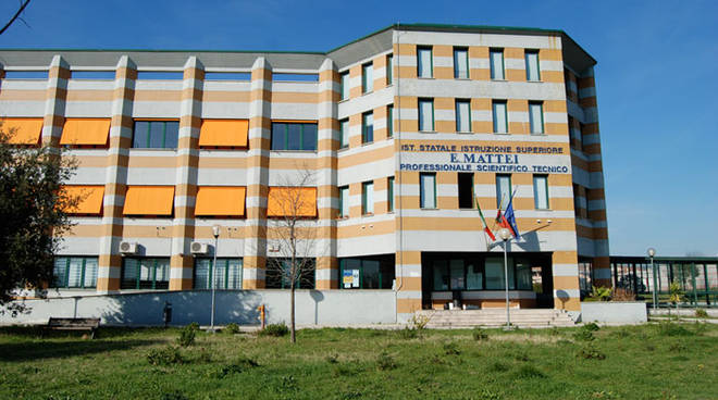 Cerveteri, 15enne sorpreso a rubare dagli zaini dei compagni: denunciato