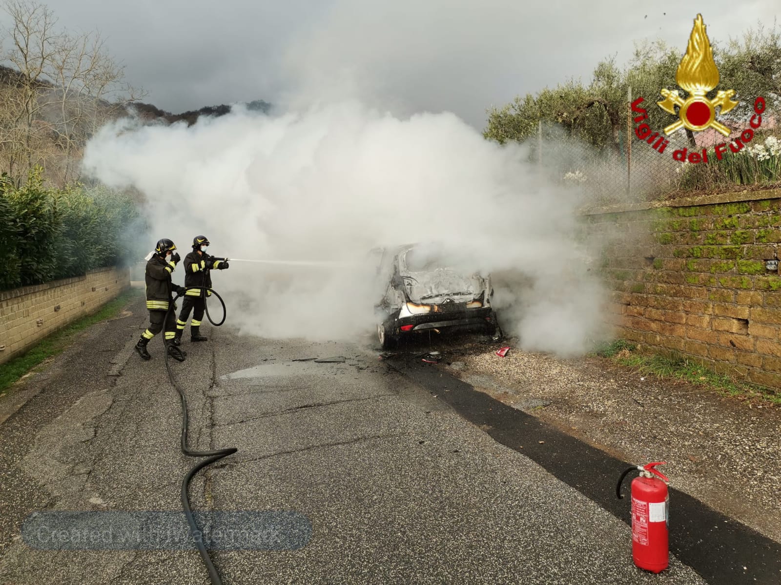 Paura sulla A24, auto va a fuoco in mezzo alla carreggiata: fiamme altissime e traffico in tilt