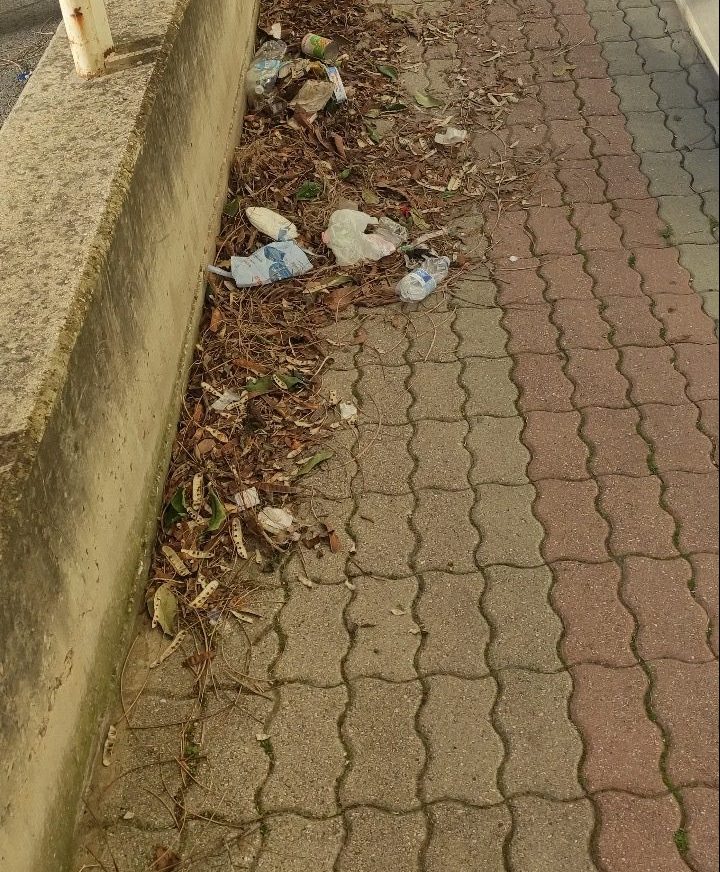 Via dell’Immacolata tra degrado e sporcizia