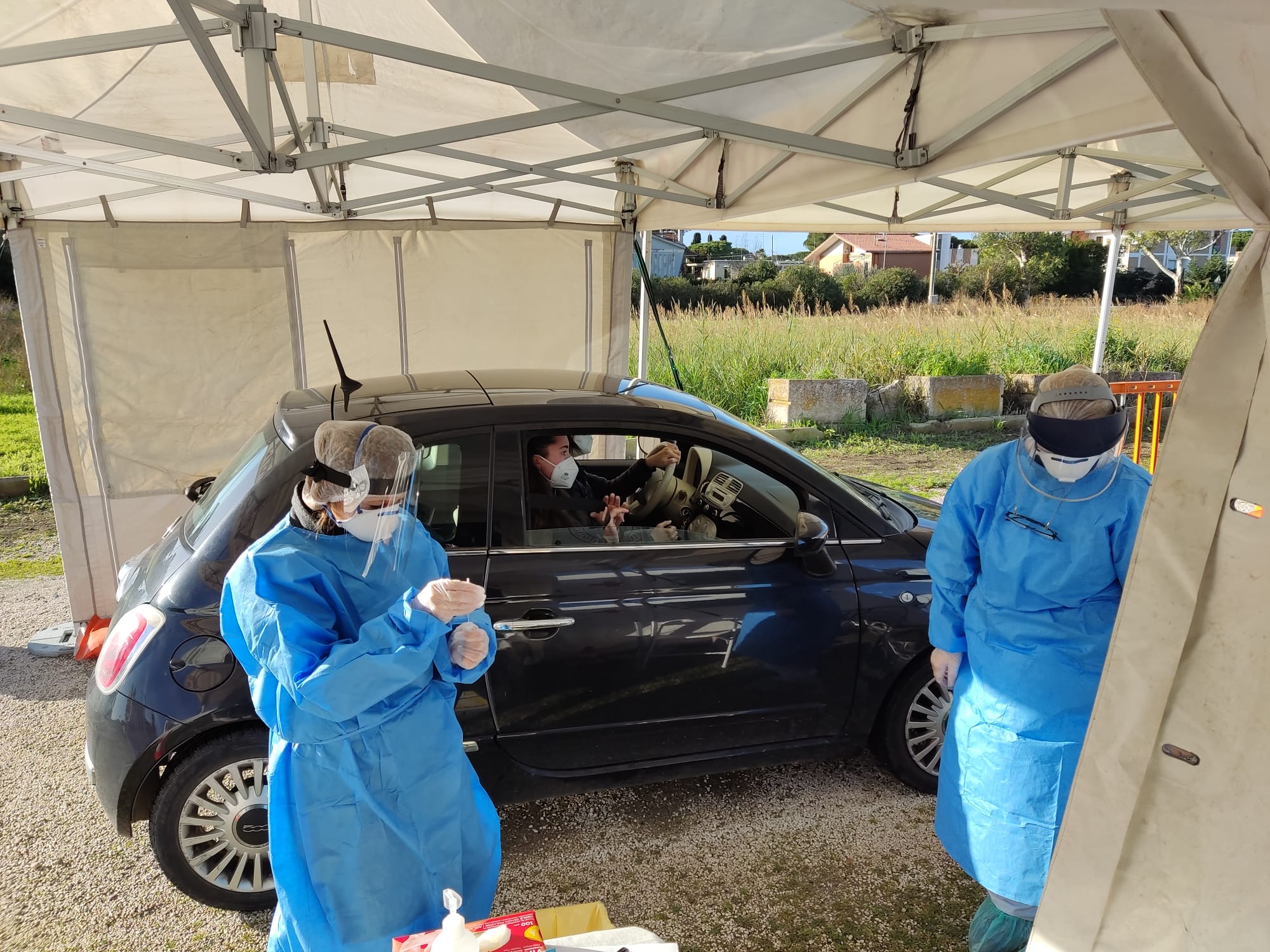 Covid, sale la pressione: boom di vaccini e ospedale sotto stress