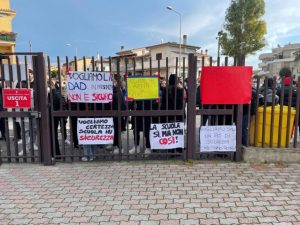 Ladispoli, studenti del Pertini in protesta