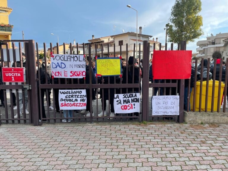 Ladispoli, studenti del Pertini in protesta