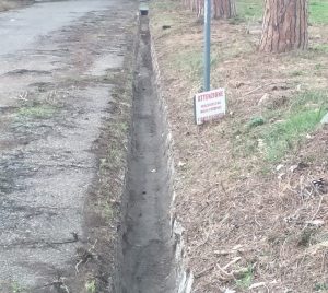 Borgata Aurelia, il pericolo a viale Perosi  arriva dalle cunette pulite: fossi alti oltre 70 centimetri vicino alla scuola