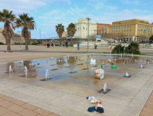 Rifiuti abbandonati: ogni domenica mattina quadro desolante in centro