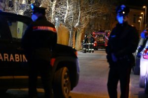 Operaio accoltella alla gola il datore di lavoro dopo una lite a Torvaianica, arrestato: 47enne gravissimo