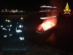 Civitavecchia – Riva di Traiano, in fiamme una barca a vela. Intervento di Guardia Costiera e Vigili del Fuoco