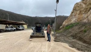 Iniziati i lavori di bonifica e manutenzione del piazzale antistante l’isola ecologica