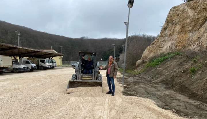 Iniziati i lavori di bonifica e manutenzione del piazzale antistante l’isola ecologica