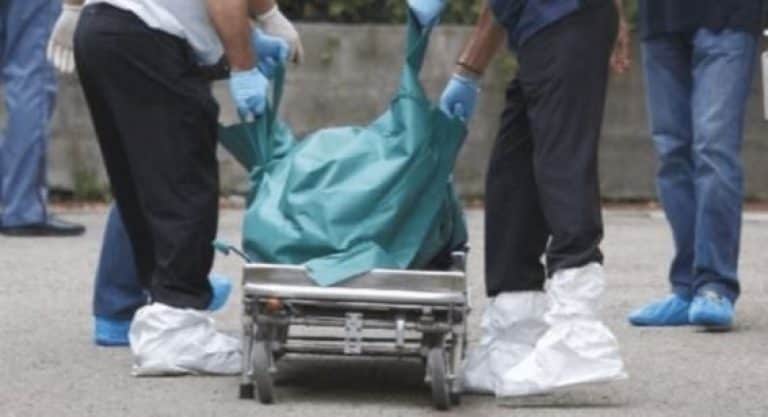 Da ottobre con la compagna morta sul divano: ”Non potevamo separarci”