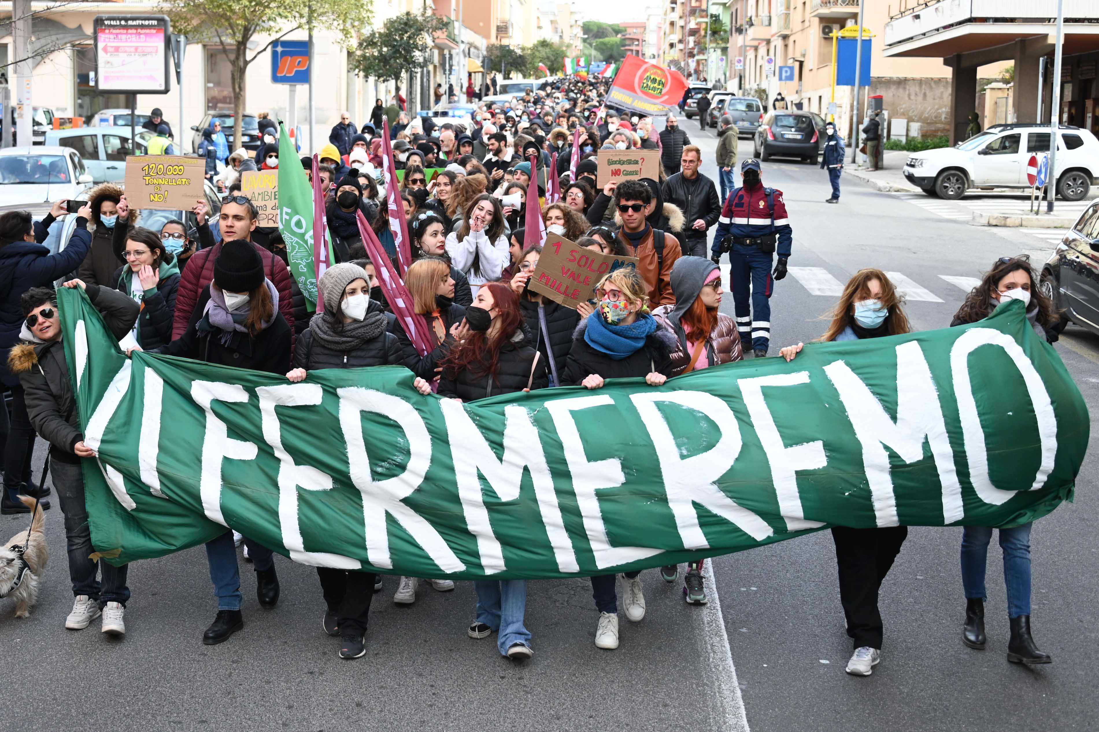 La piazza urla: «Vi fermeremo»