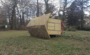 Atti di vandalismo al bosco di Manziana, distrutta la casetta del miele