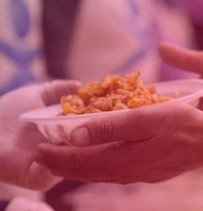 Un pasto caldo al giorno 
 


ad anziani e persone sole