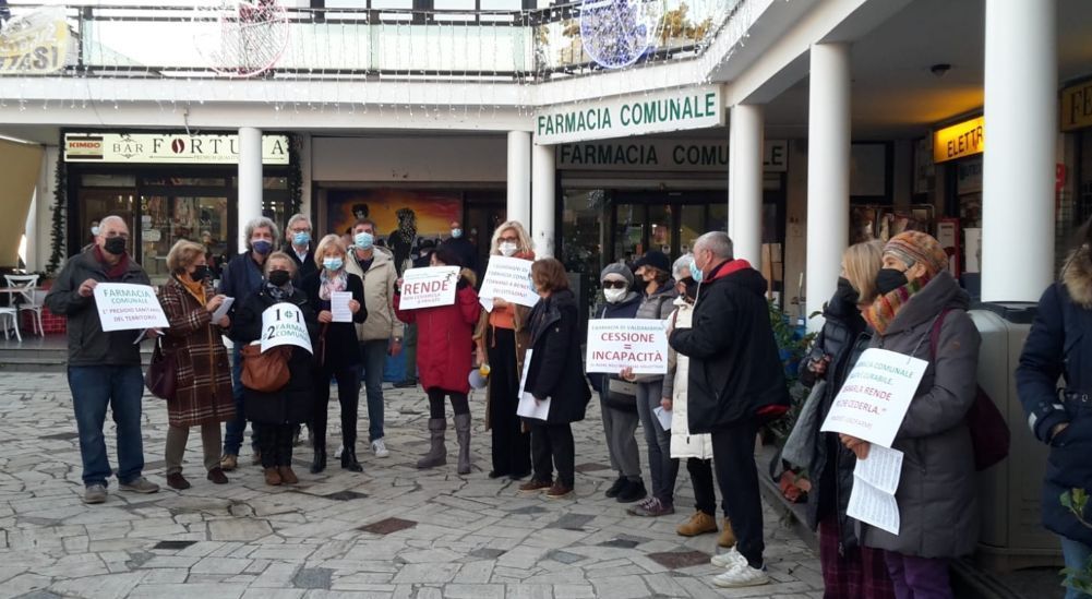 «No alla concessione a società privata
 


 della farmacia di via Valdambrini»