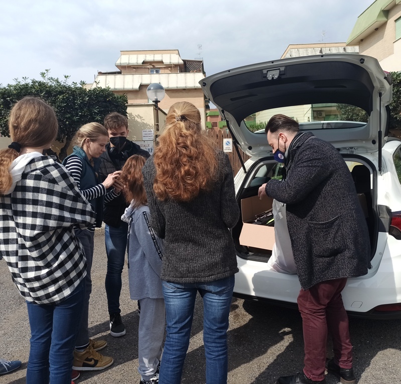 Fuga dalla guerra, in arrivo
 


altre donne e bambini