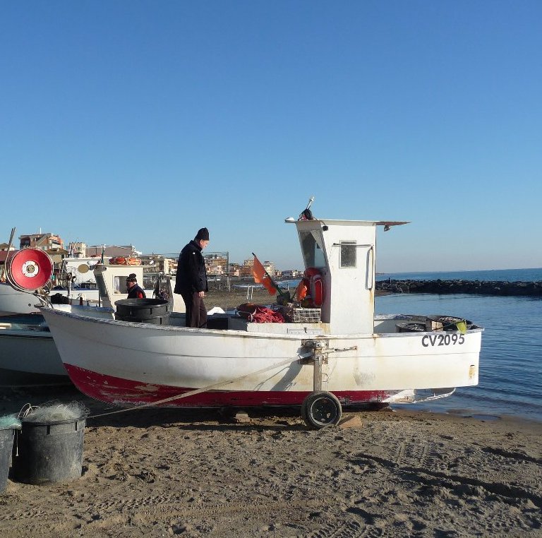 Barche a terra contro il caro gasolio
 


e serrande delle pescherie abbassate
