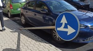 I vandali si accaniscono 
 


contro i segnal
i