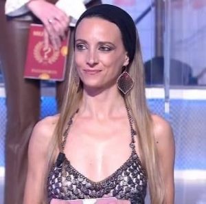 Ai Soliti ignoti Elisa Anzellotti si esibisce in una danza del ventre contro la violenza sulle donne