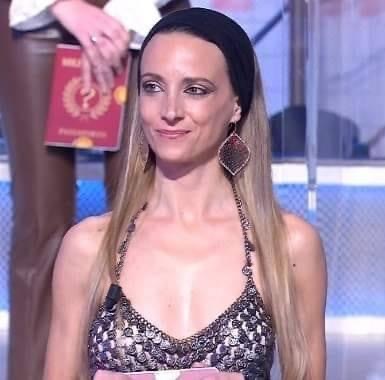 Ai Soliti ignoti Elisa Anzellotti si esibisce in una danza del ventre contro la violenza sulle donne