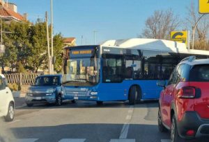 Autobus in panne: traffico
 


bloccato su via del Faro