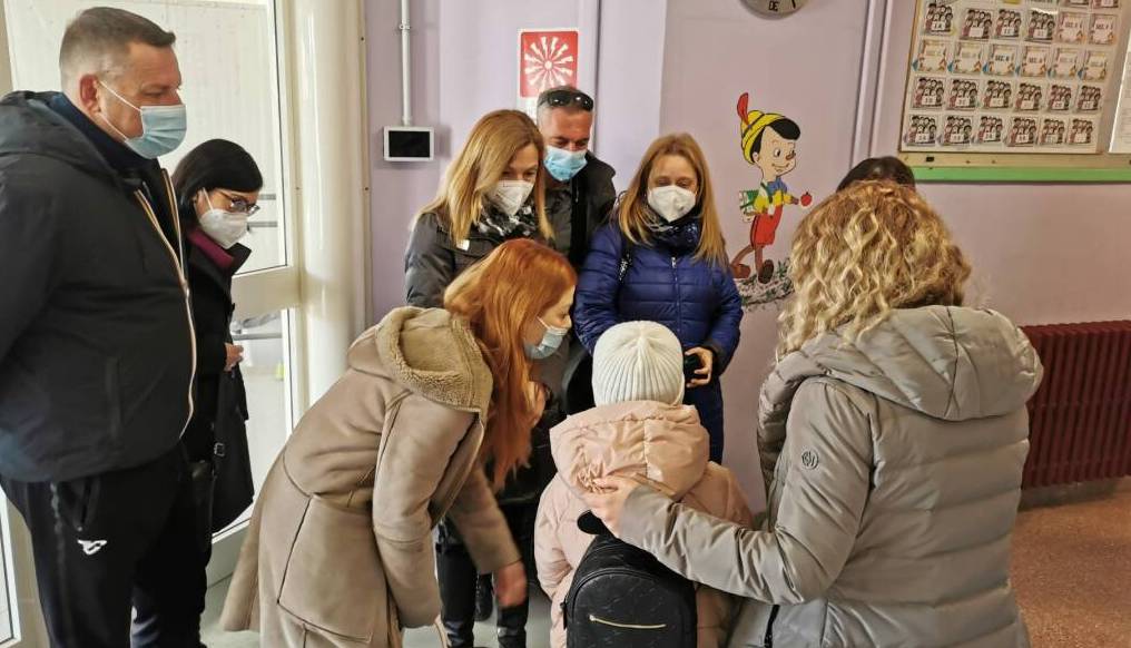 Primo giorno di scuola per Valeria, fuggita dalla guerra