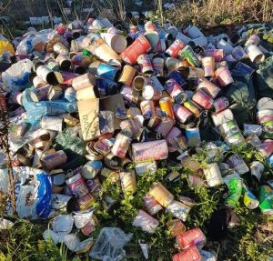 Gettano rifiuti nel fiume: 
 


è caccia gli incivili