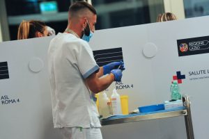 Vaccini, tra speranze e diffidenza