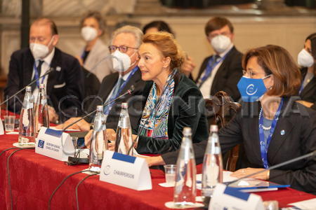 Giornalismo di qualità e pluralismo, interviene l’Ue: ”Sostegno diretto ai giornali”