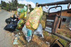 Cerveteri – Non solo buche, in strada anche i rifiuti
