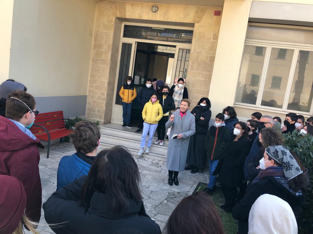 Una panchina rossa per riflettere sulla condizione femminile: il San Benedetto di Tarquinia ha celebrato la Giornata internazionale della donna