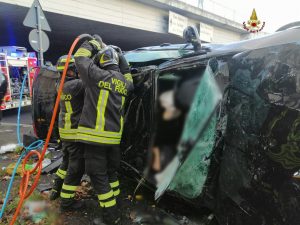 Roma, scontro frontale al Prenestino: quattro persone in codice rosso, un uomo, una donna e i suoi due bimbi