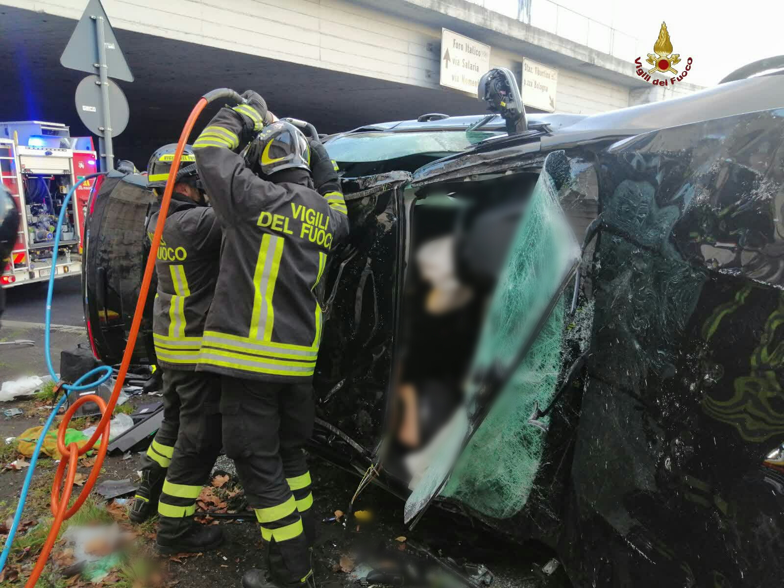 Roma, scontro frontale al Prenestino: quattro persone in codice rosso, un uomo, una donna e i suoi due bimbi