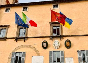 La bandiera ucraina affissa
 


all’ingresso del palazzo comunale
