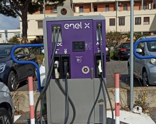 Auto elettriche, arriva
 


una nuova colonnina