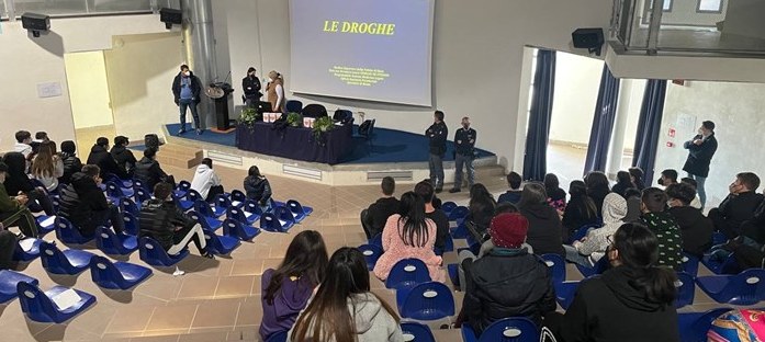 Lotta alle droghe e al cyberbullismo: la Polizia incontra gli studenti del Baffi