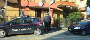 Ordinano da bere
 


e devastano il pub
