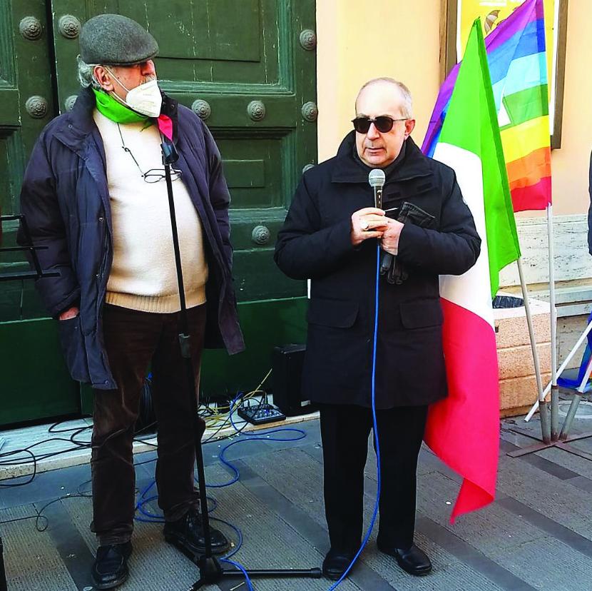 La piazza chiede pace e diplomazia