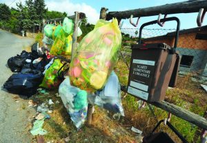 Case sparse, via le rastrelliere:
 


si passa alla raccolta porta a porta