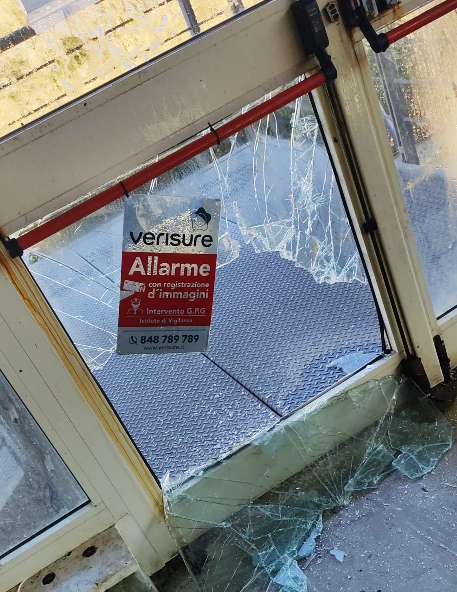 Vandali al PalaGalli: distrutto il vetro di una delle porte antipanico