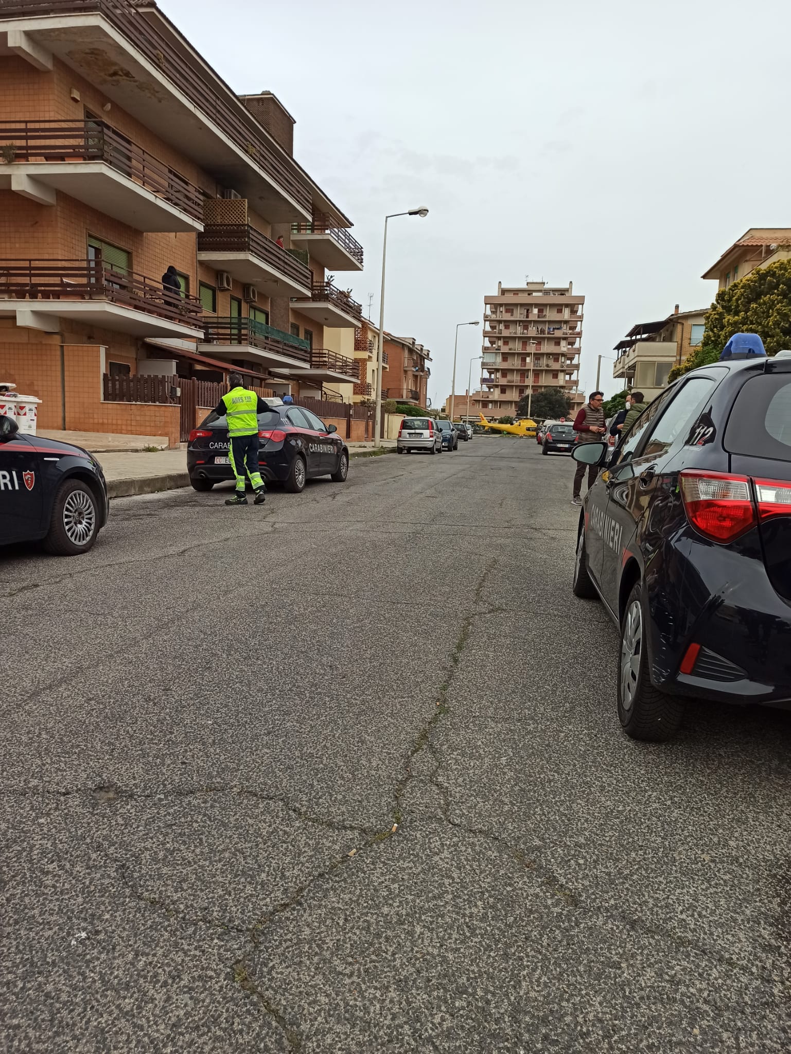 Tragedia famigliare a Ladispoli: un uomo accoltella la moglie e la figlia e poi tenta il suicidio