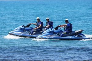 Ostia: barca a vela rischia lo schianto contro la scogliera, salvata dalla squadra fluviale della Polizia