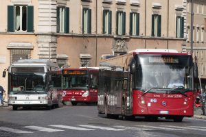 Roma, giocava al gratta&vinci alla guida: sospeso autista Atac