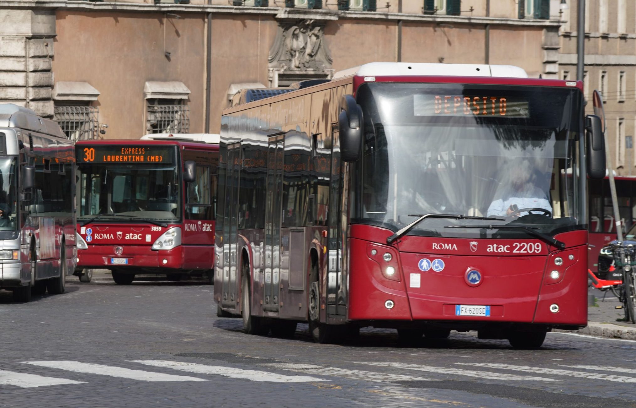 “Spari contro vettura Atac, ora basta: subito misure urgenti”, la denuncia del consigliere Bertucci