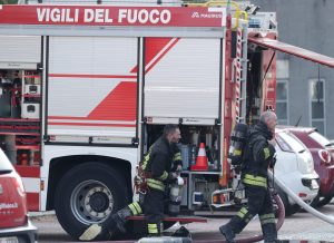 Roma – In fiamme camion che traporta detergenti, nessun ferito