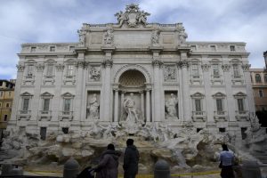 Roma – Cercano di passare inosservati tra la folla per fare bagno in Fontana di Trevi, sanzionati