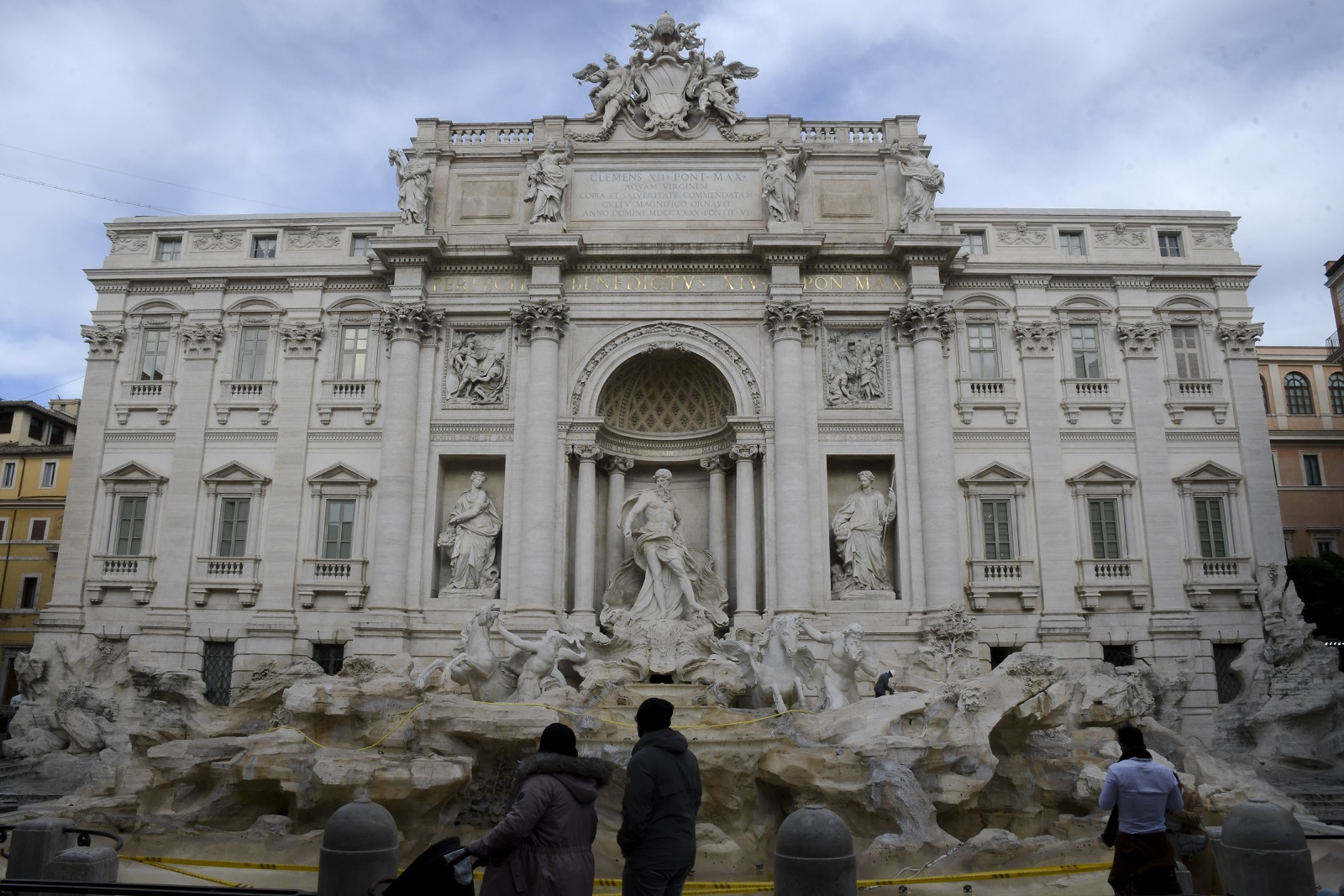 Roma – Cercano di passare inosservati tra la folla per fare bagno in Fontana di Trevi, sanzionati