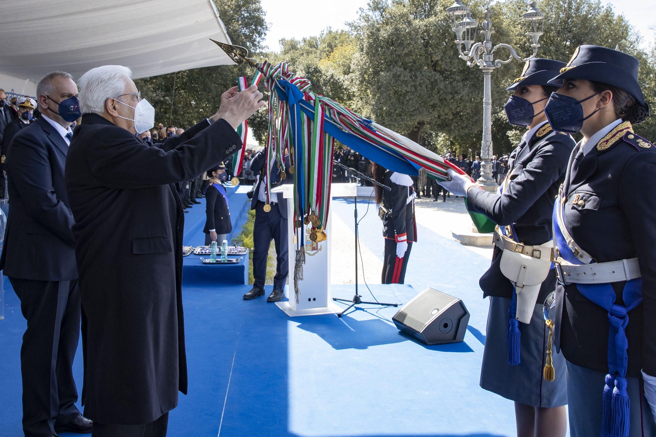 Mattarella festeggia i 170 anni della Polizia: “Da sempre vicina ai cittadini”