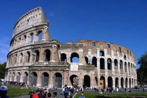 Roma – Denunciato 41enne cinese per divieto di sorvolo, il suo drone è caduto nell’area archeologica del Colosseo