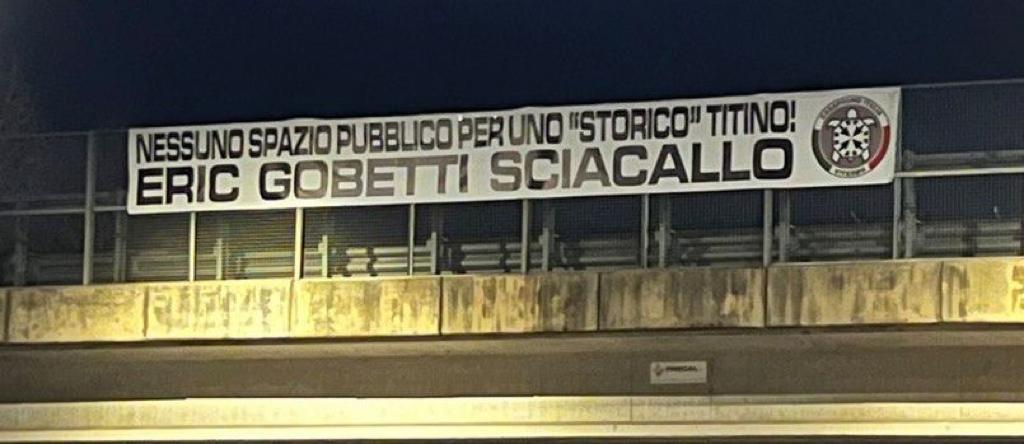 Striscioni di Casa Pound ad “accogliere” Eric Gobetti